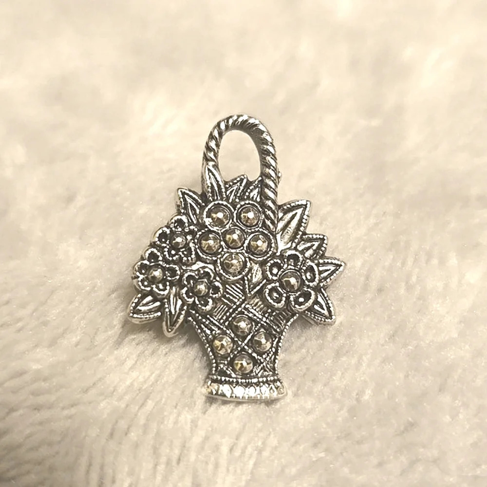 #484 Vintage SIGNED AVON FLOWER LEAF BASKET pin Black silver tone